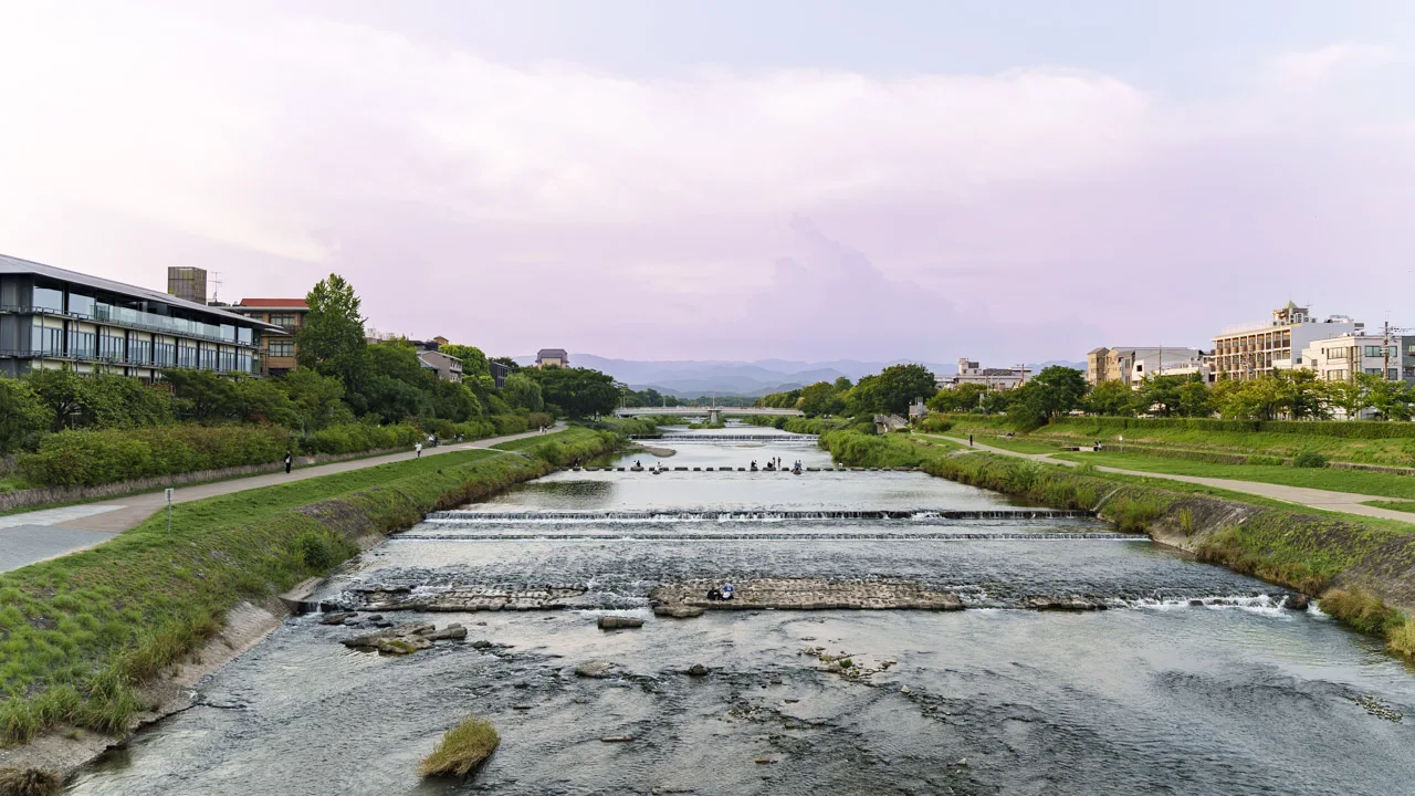 二条大橋から見たザ・リッツ・カールトン京都と鴨川