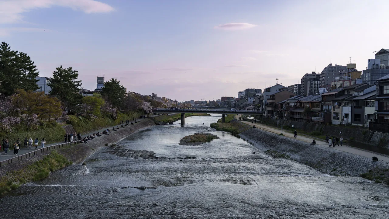 春の夕暮れ、四条大橋から下流を望む鴨川