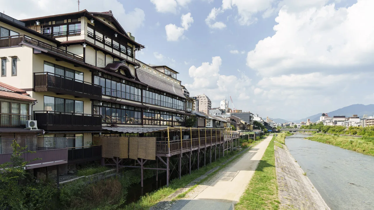 鴨川の西岸に張り出した納涼床