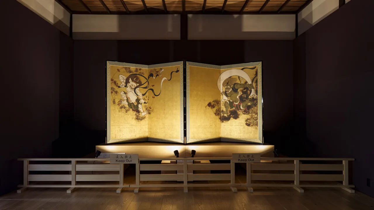 暗闇に黄金色が美しく浮かび上がる建仁寺の「風神雷神図屏風」。静寂の中で迫力ある姿に惹き込まれる幻想的な空間