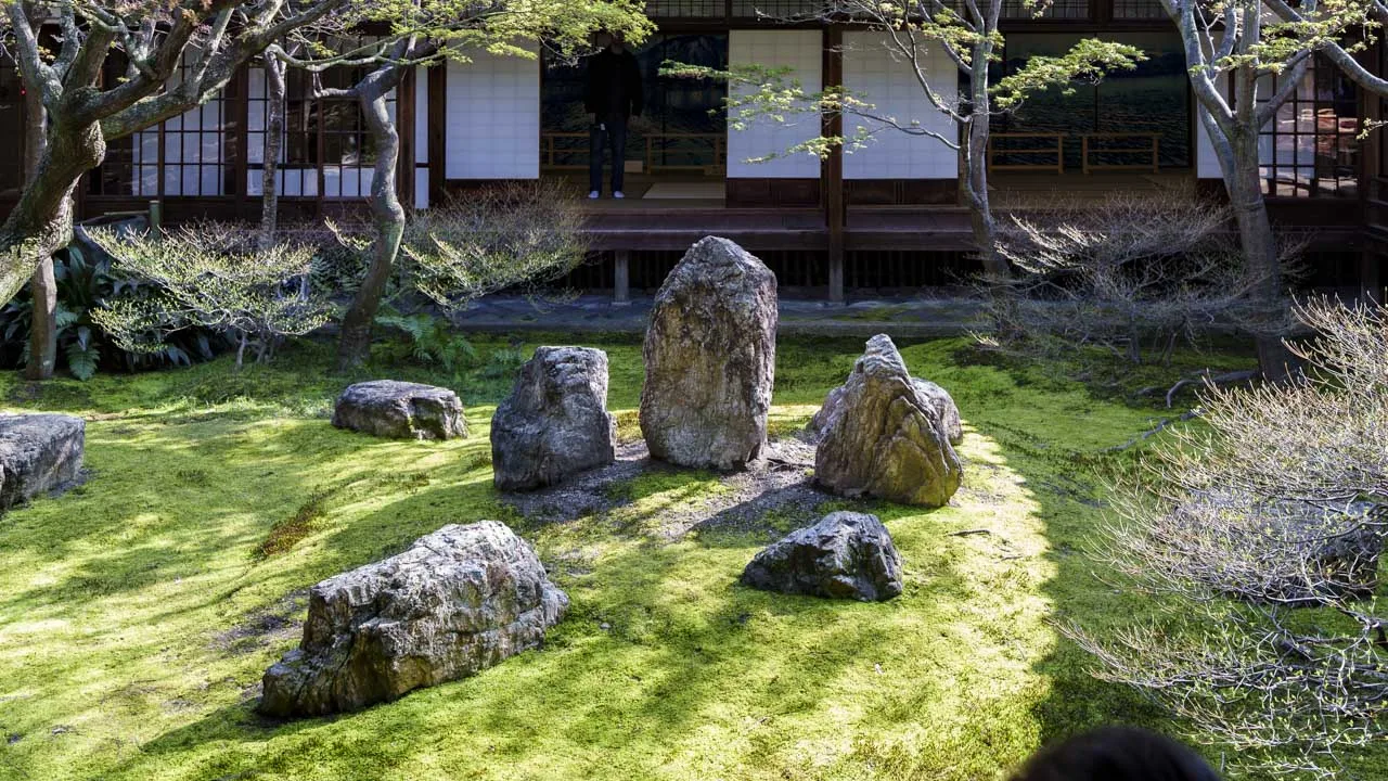 建仁寺「潮音庭」の中心に据えられた三尊石。みずみずしい緑の苔と石組みが織りなす、心がすっと洗われるような禅の美