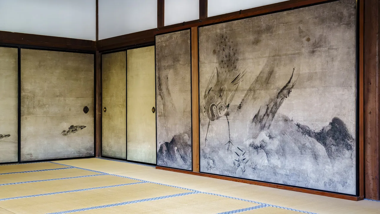 建仁寺の客殿に広がる見事な水墨画の襖絵。畳の匂いを感じながら、歴史ある日本美術の世界に没入するひととき