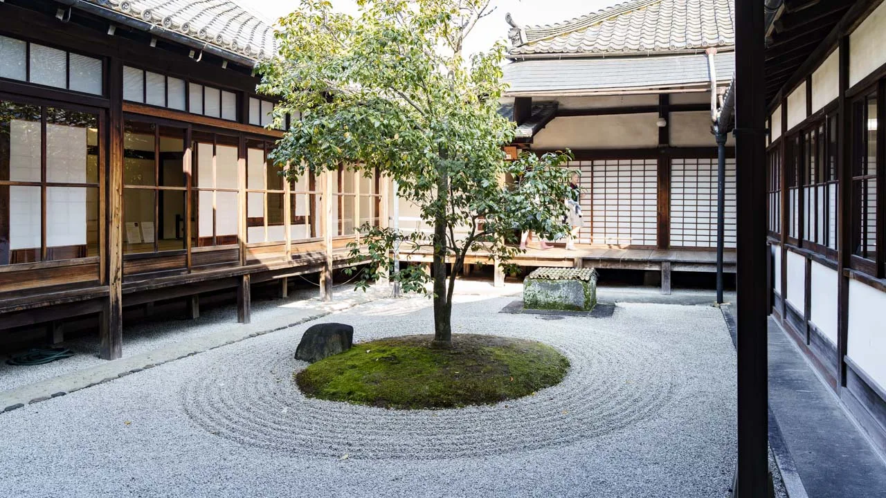 建仁寺の「○△□乃庭」。柔らかな木漏れ日と美しい苔が、禅の思想をシンプルに伝えるエモーショナルな坪庭