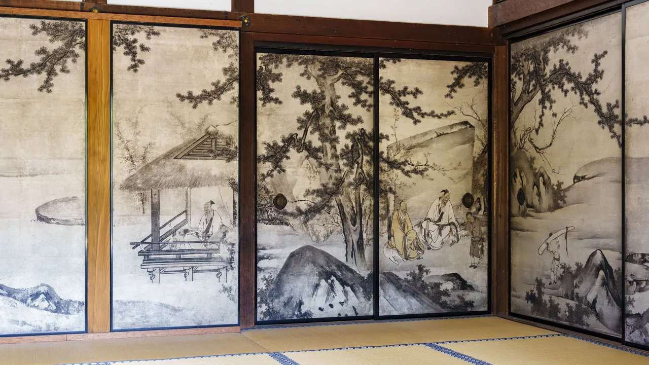 建仁寺の客殿に広がる見事な水墨画の襖絵。畳の匂いを感じながら、歴史ある日本美術の世界に没入するひととき