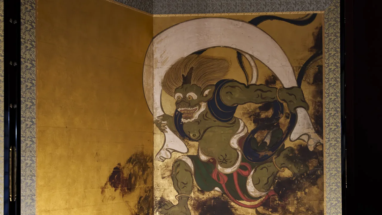 建仁寺「風神雷神図屏風」の風神(左隻)。今にも心地よい風が吹き抜けていきそうな、躍動感あふれる筆遣い