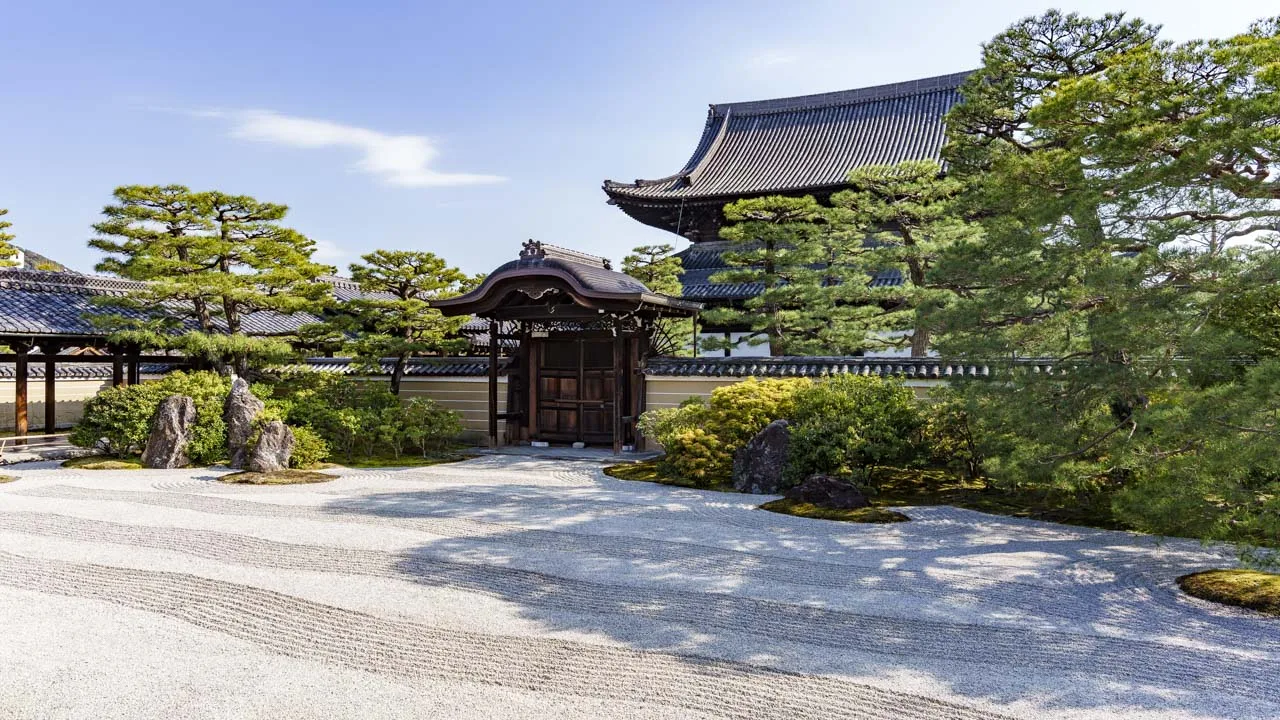 建仁寺の枯山水庭園「大雄苑(だいおうえん)」。美しく波打つ白砂の砂紋と松の緑が織りなす圧巻のスケール