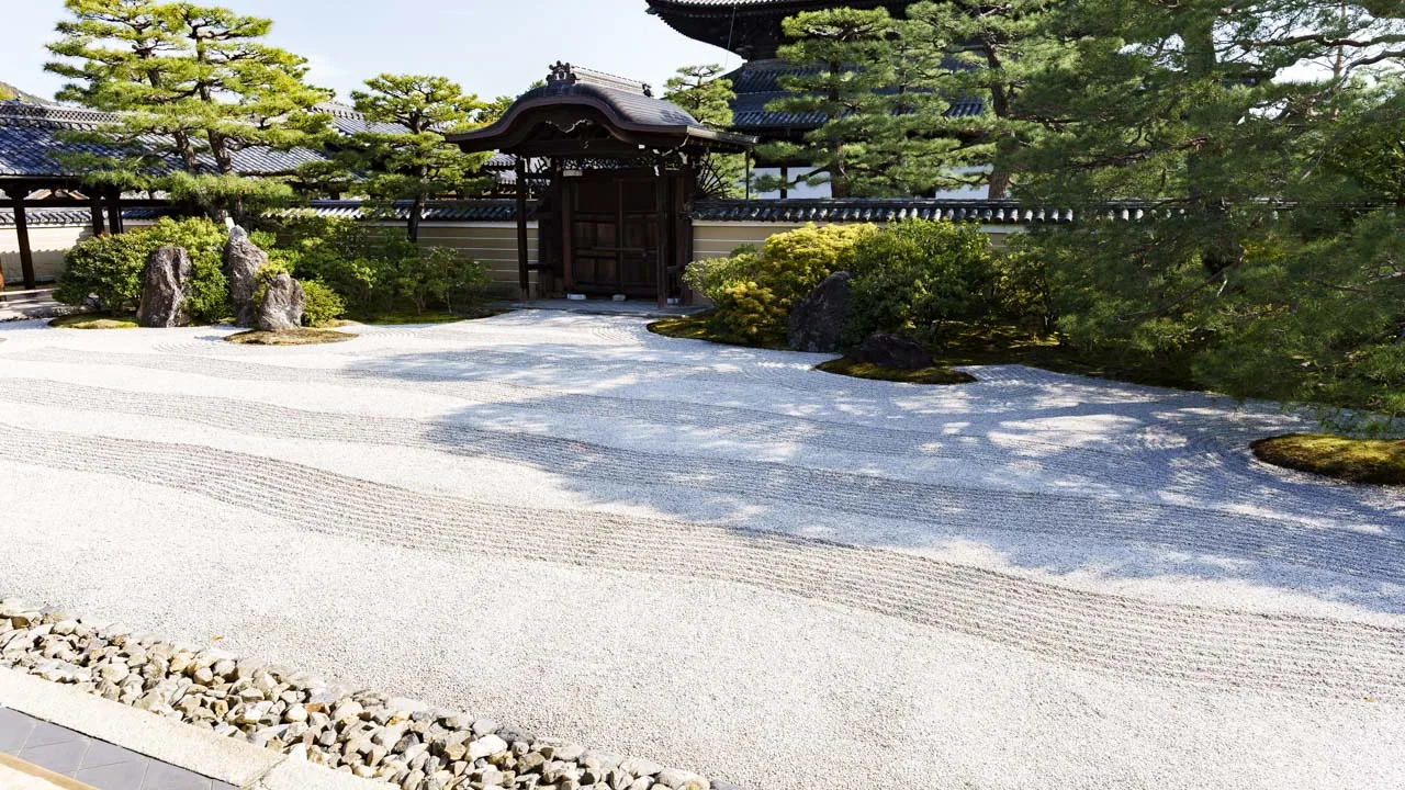 枯山水庭園「大雄苑」から望む建仁寺・法堂の外観。広く開かれた空と歴史ある建築が心地よく調和する絶景