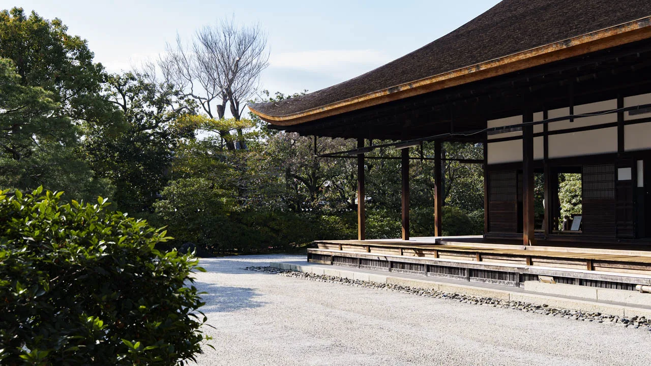 京都・建仁寺を代表する枯山水庭園「大雄苑(だいおうえん)」。美しく掃き清められた白砂の砂紋が、心に静寂をもたらす癒しの絶景