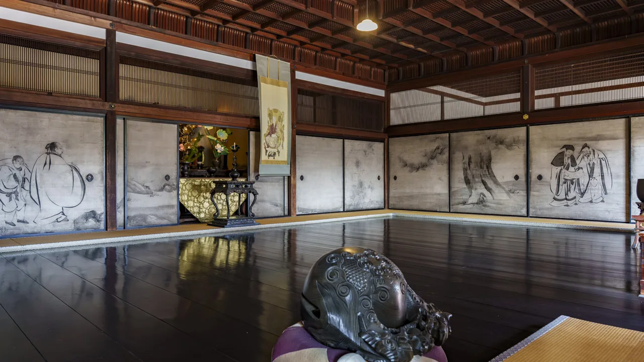 艶やかに磨き上げられた床に水墨画が映り込む、建仁寺の書院。歴史の息遣いを感じながら、静かに自分と向き合える和の空間