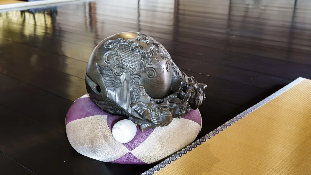 建仁寺の堂内にひっそりと佇む、美しい彫刻が施された木魚。差し込む光と床のリフレクションが織りなす情景