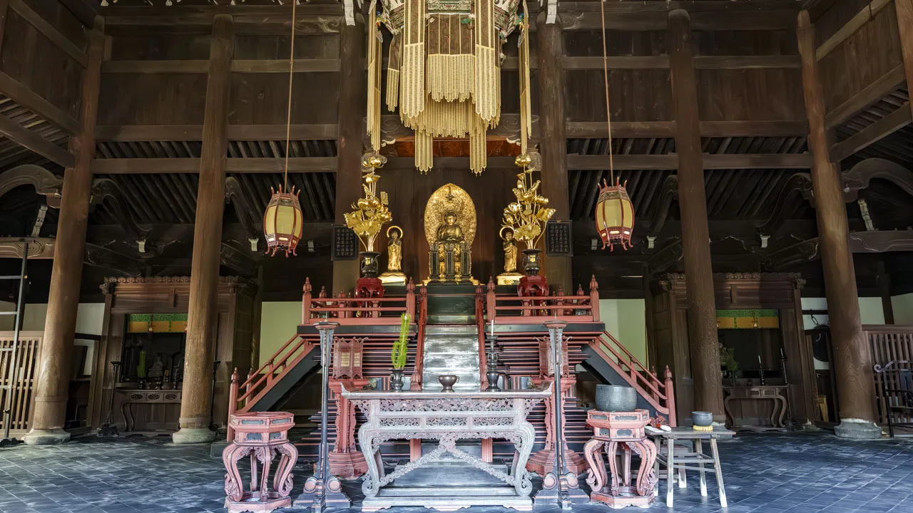 建仁寺の法堂(はっとう)内部。厳かな空気に包まれた須弥壇と、堂々たる柱が連なる神聖な空間