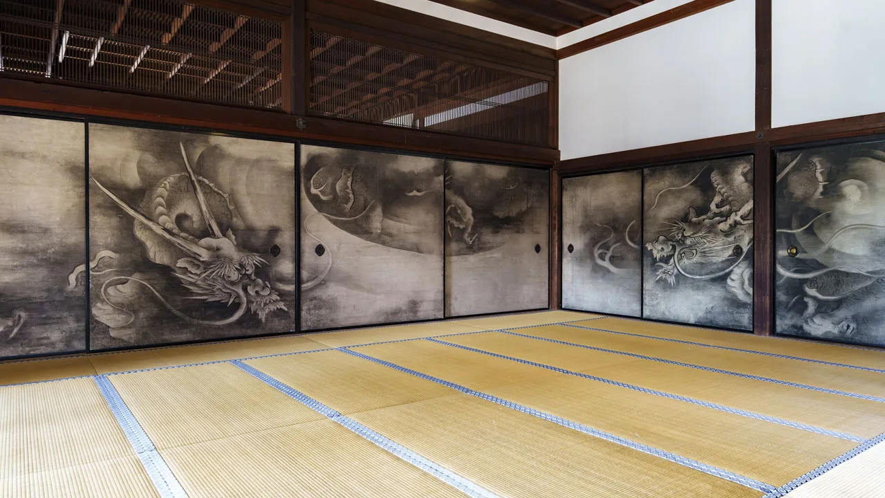 空間全体を包み込むように描かれた、建仁寺の襖絵「雲龍図」。畳に座って時間を忘れて眺めたい、今にも動き出しそうな迫力のアート