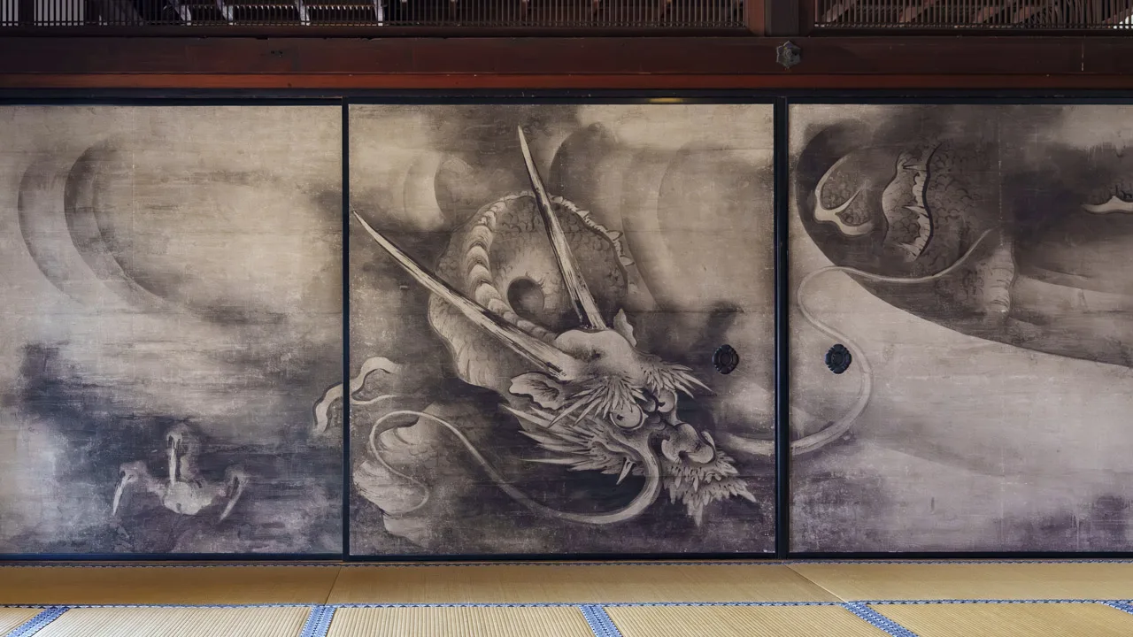 建仁寺の襖絵「雲龍図」に描かれた龍の力強い眼差し。墨の濃淡と大胆な筆遣いが間近に迫る、エモーショナルな作品
