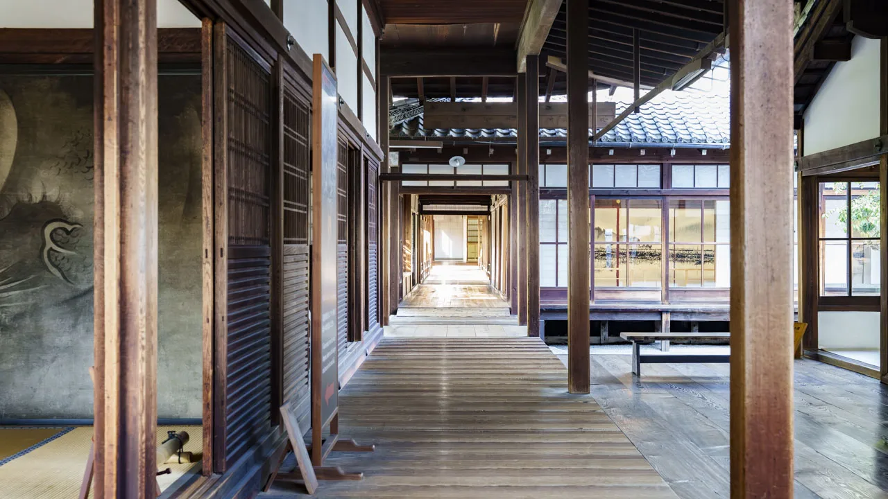 柔らかな自然光と木目が心地よい、建仁寺の板廊下。日常の喧騒から離れ、自分のペースでゆっくりと歩きたくなる小径