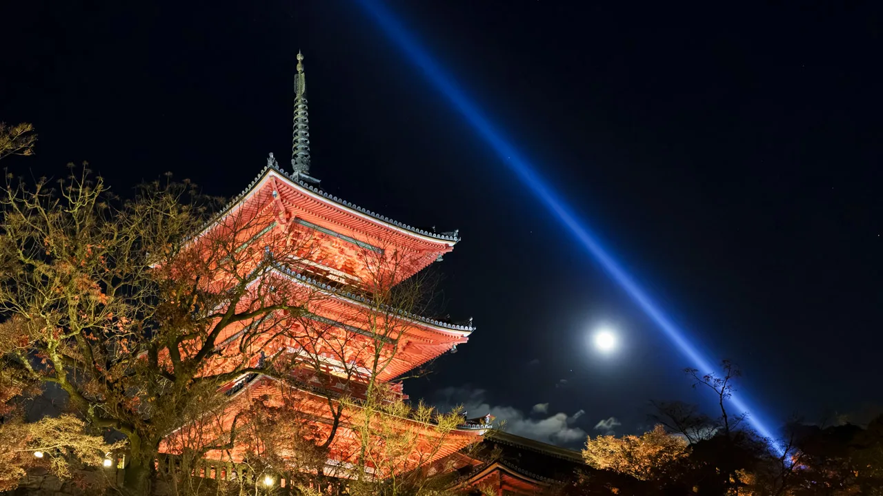 月と青い光を従えた、ライトアップの三重塔
