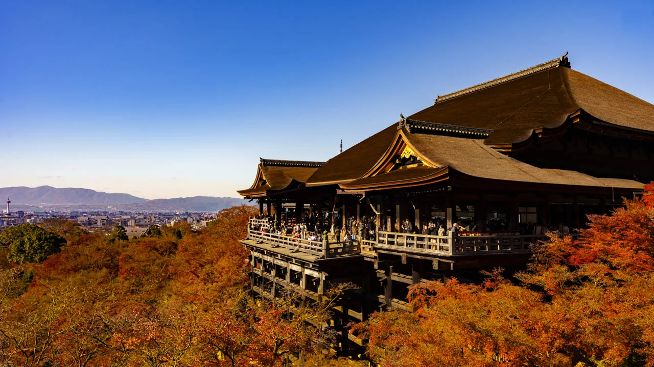 紅葉に燃える秋の清水の舞台