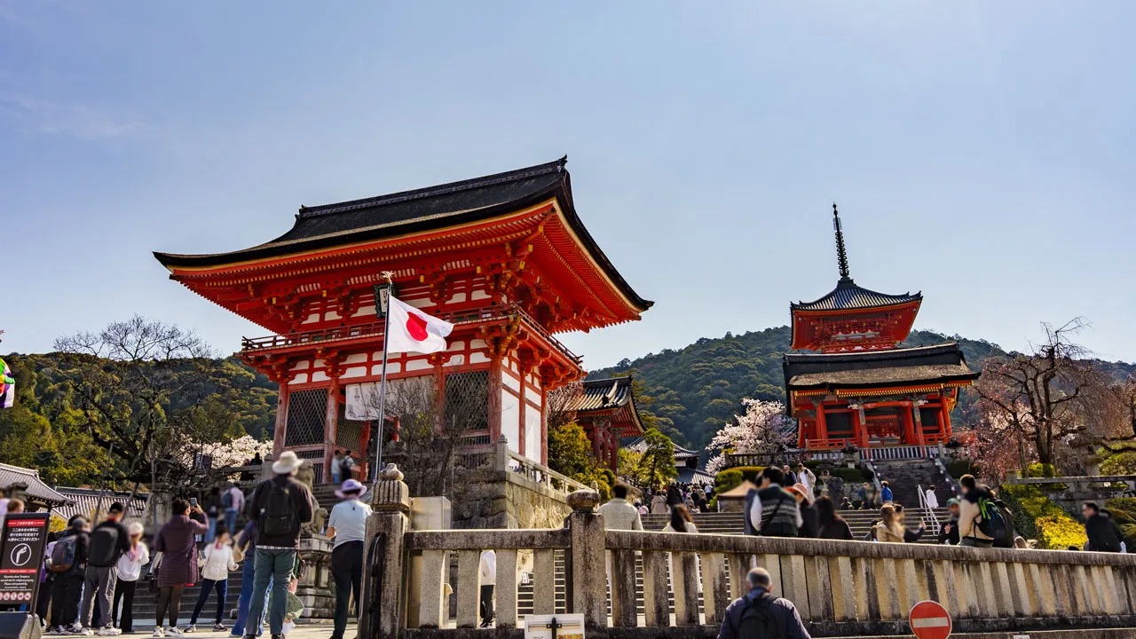 桜に包まれた春の仁王門