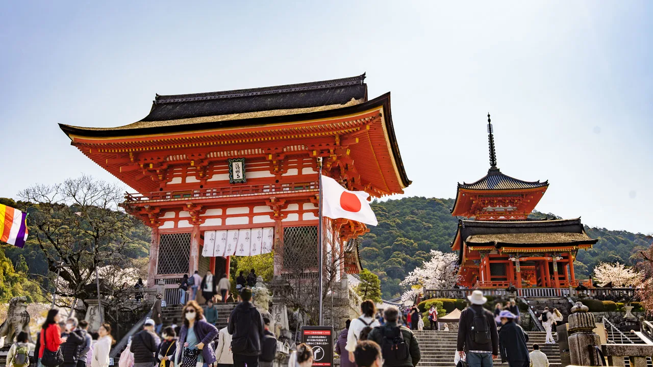 再建を経て立ち並ぶ西門と三重塔
