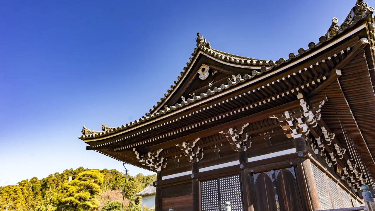 幾度の再建を経て受け継がれてきた本堂の屋根