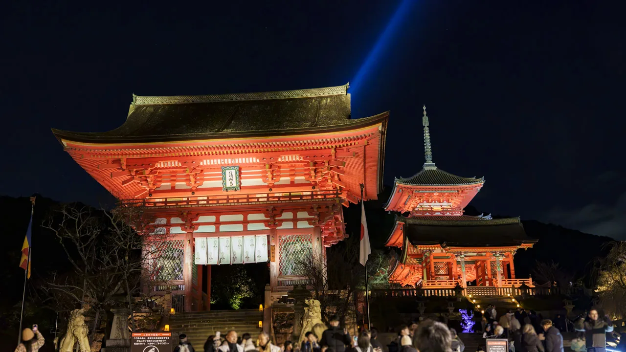 ライトアップされた夜の仁王門と三重塔