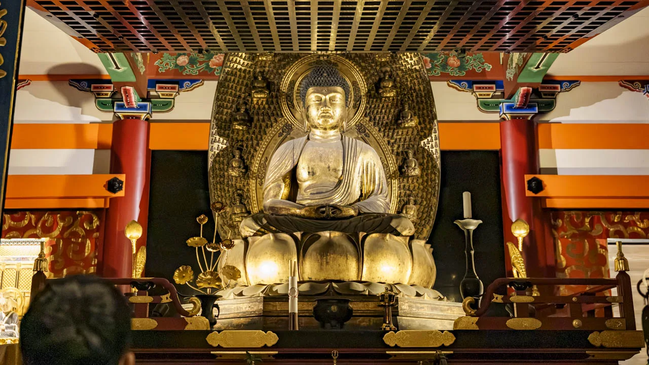 夜の阿弥陀堂に祀られる阿弥陀さま