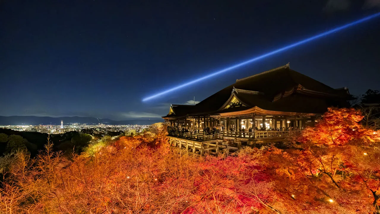 夜の清水の舞台と紅葉、京都の夜景