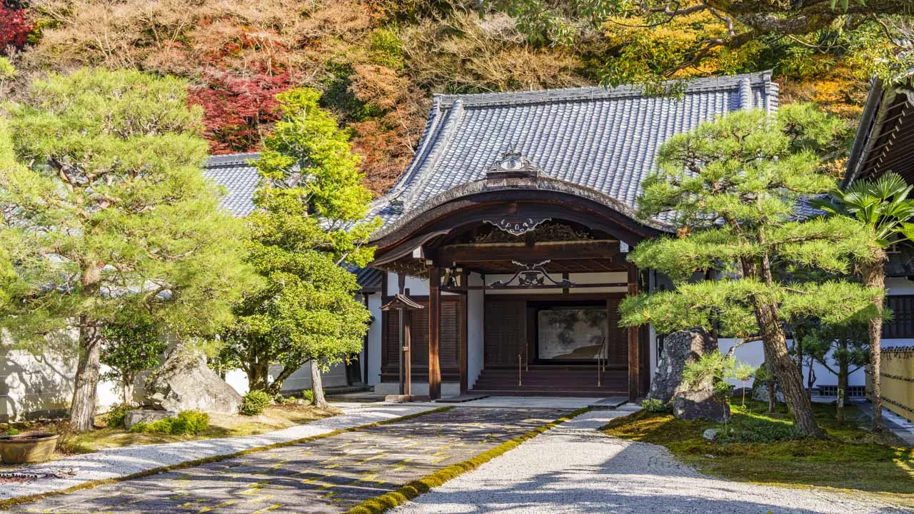 唐破風をいただく本坊の大玄関