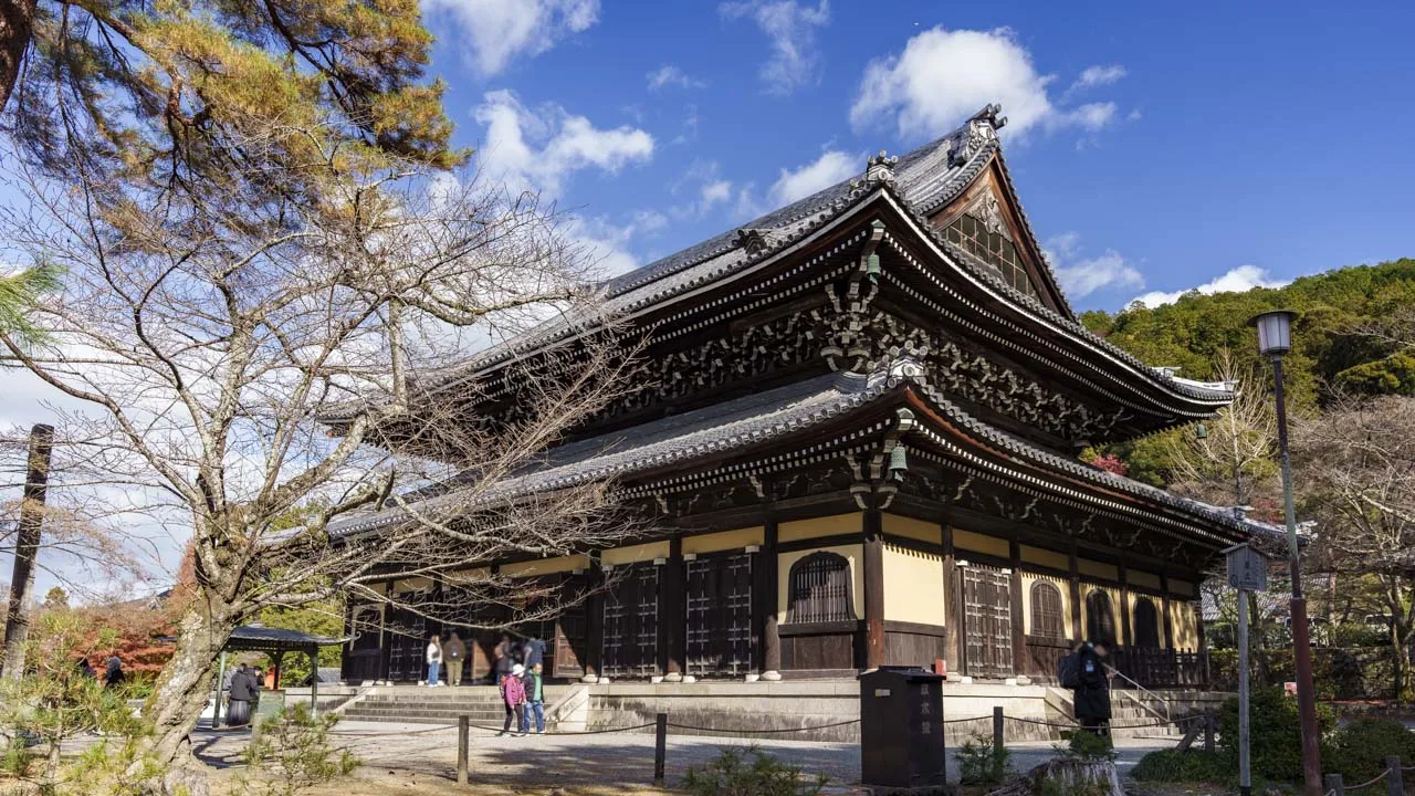 青空の下に建つ法堂