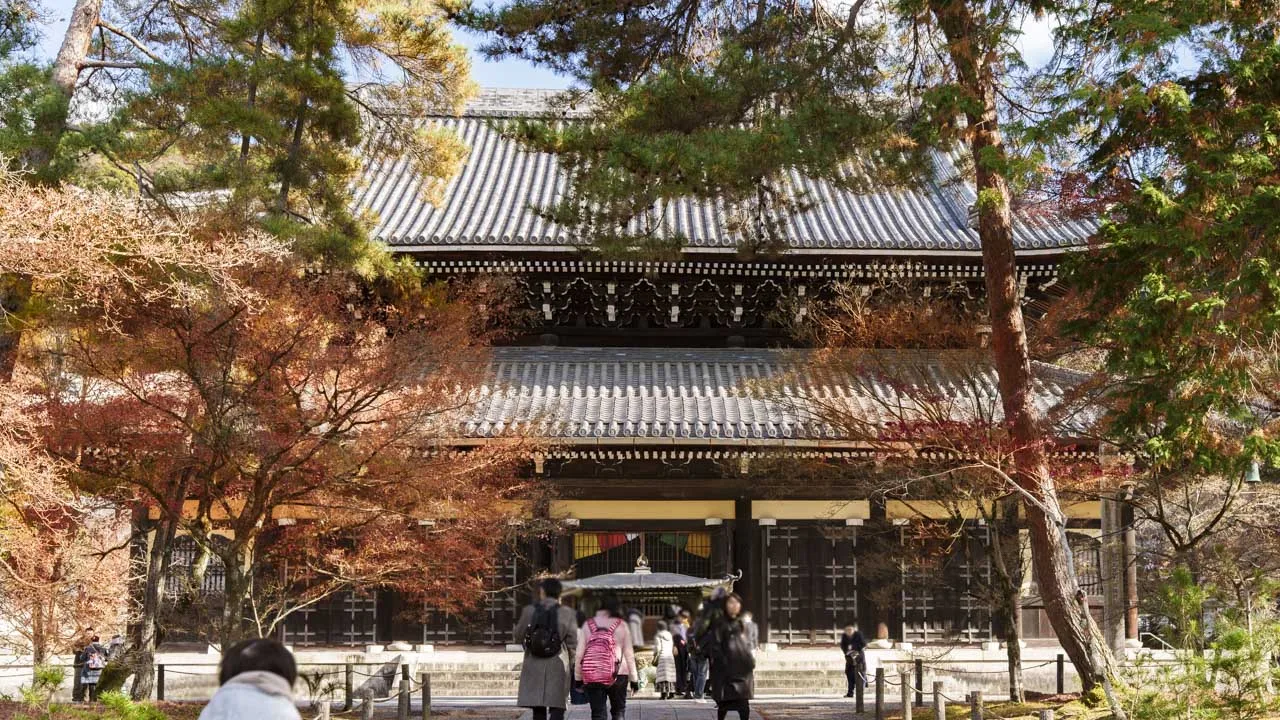 法堂の前に残る晩秋の紅葉