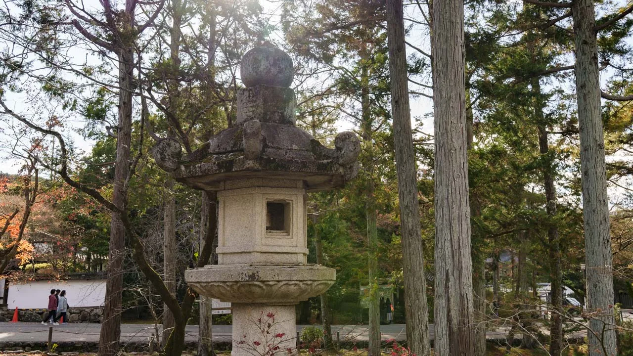 三門の近くに立つ大きな石灯籠