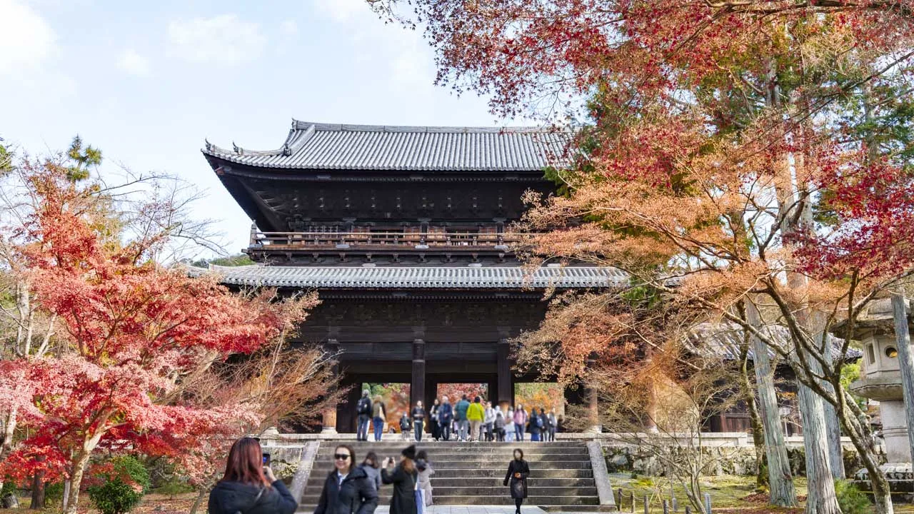 紅葉越しに見上げる南禅寺の三門