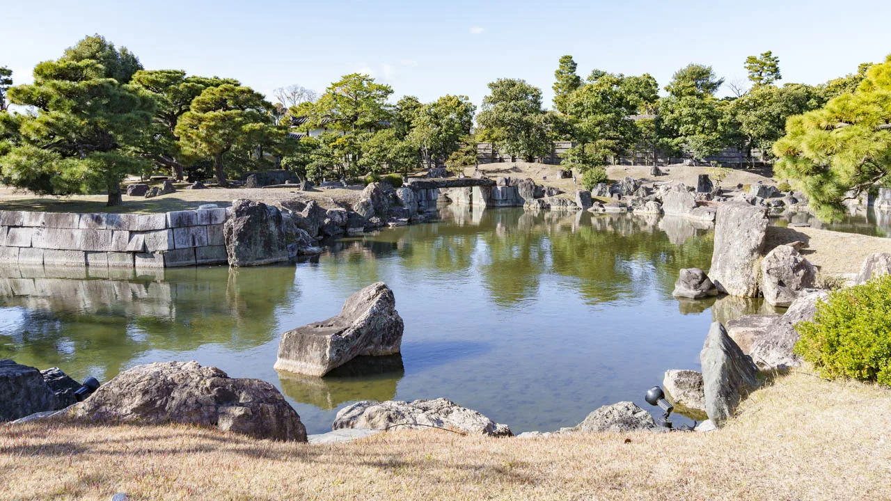 池と石組みが広がる特別名勝・二の丸庭園