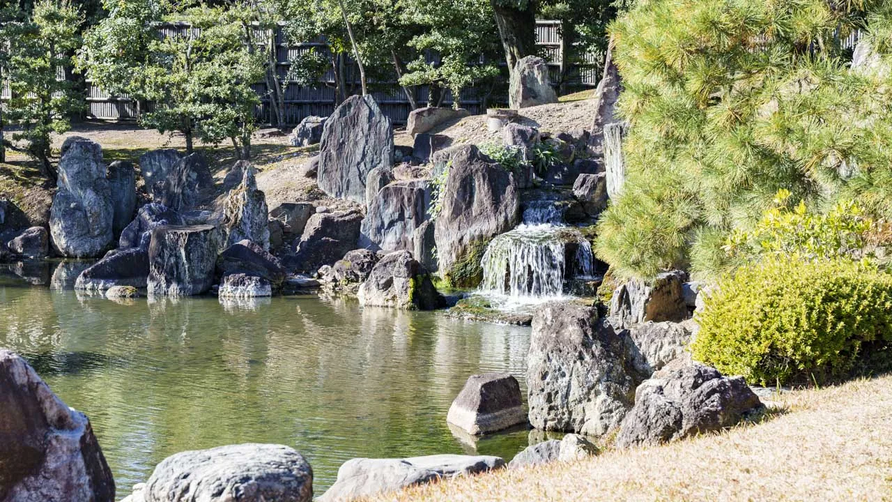 二の丸庭園の滝と重なり合う石組み