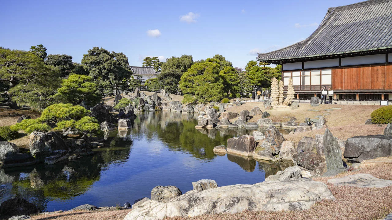 二の丸庭園の池越しに望む二の丸御殿