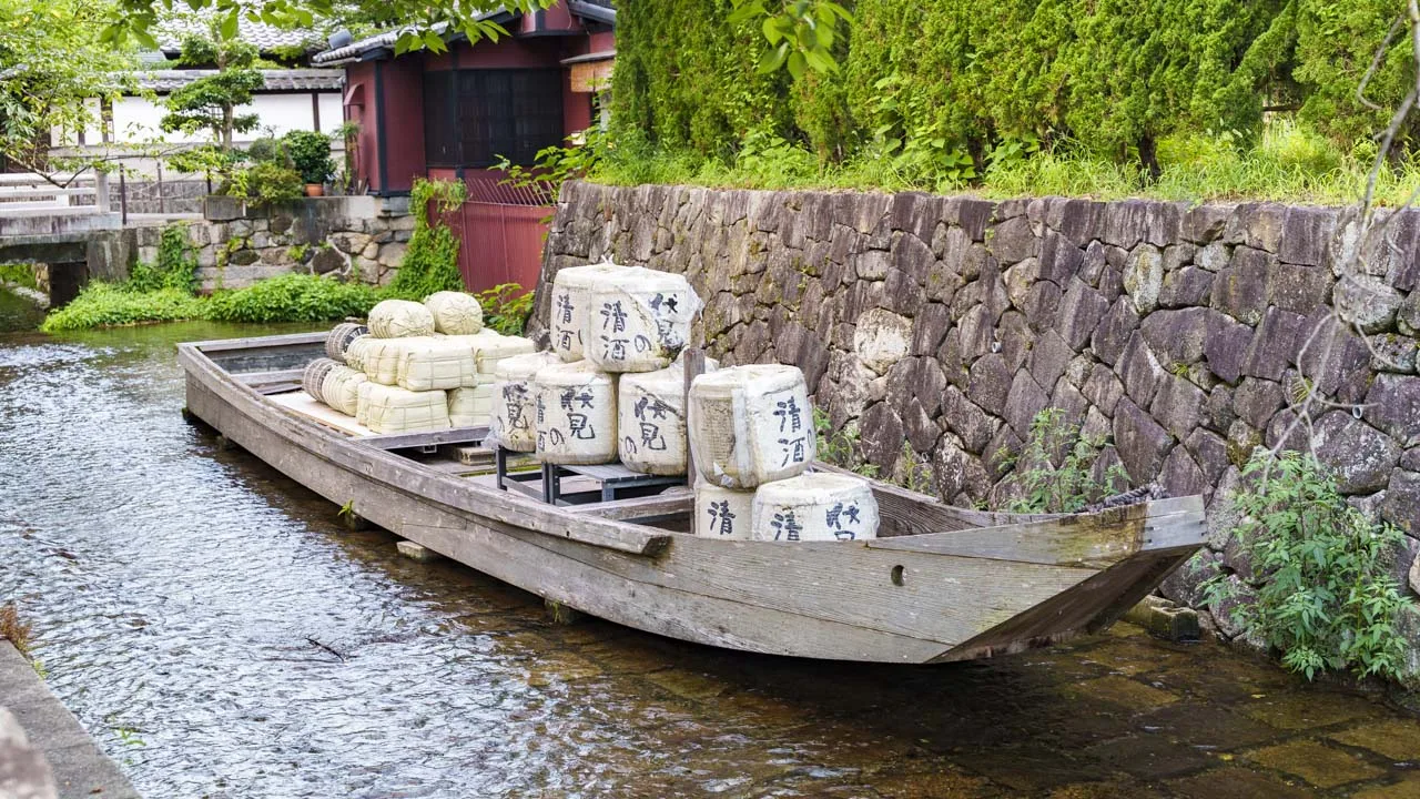 酒樽と俵を積んだ姿で復元された高瀬舟