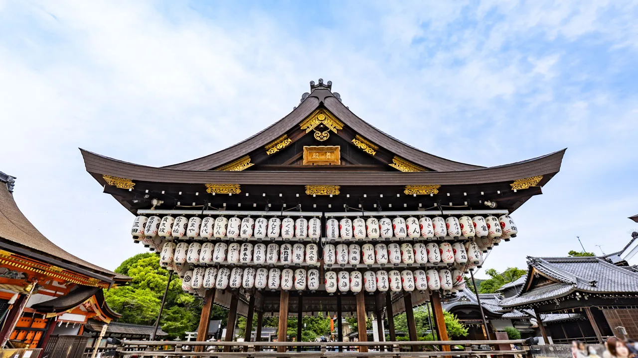 提灯が連なる舞殿と広い境内