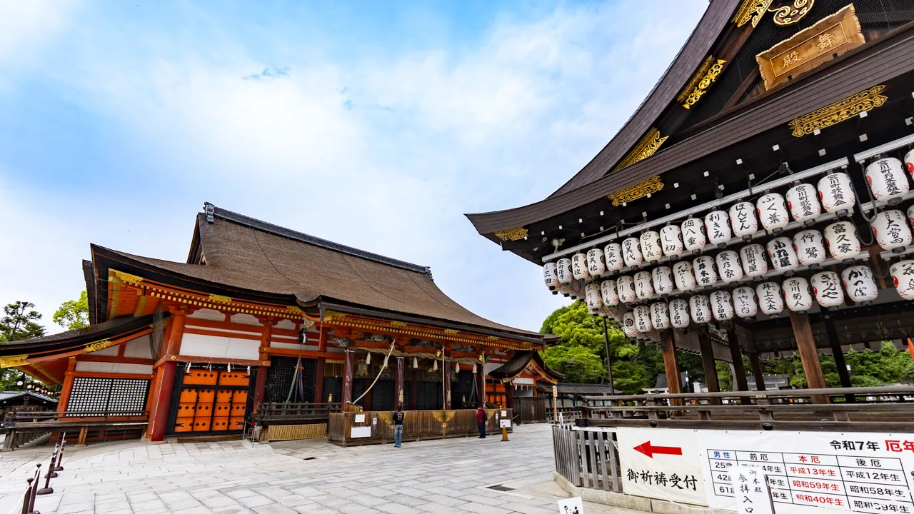 本殿前の広場から授与所の方向を望む