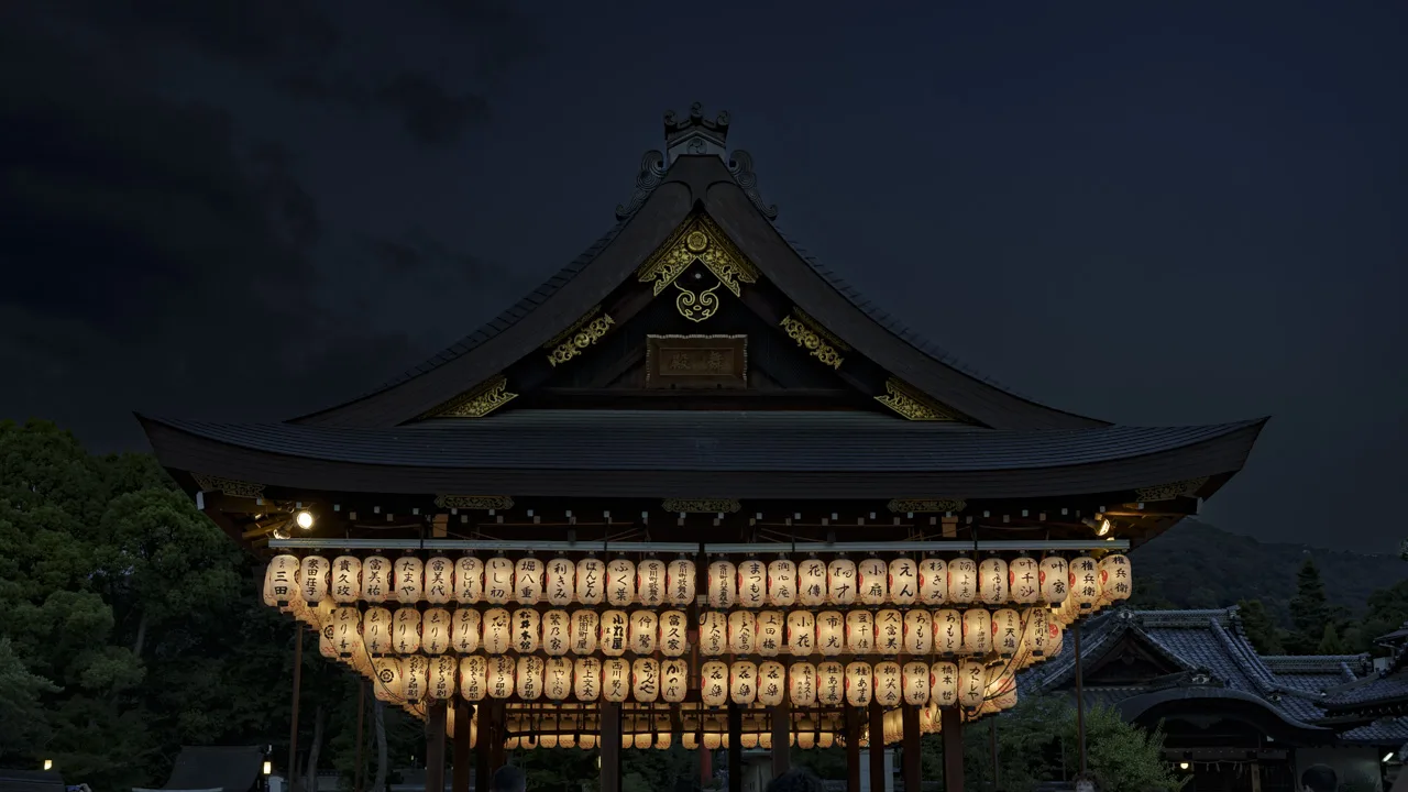 夜、灯りに浮かび上がる舞殿