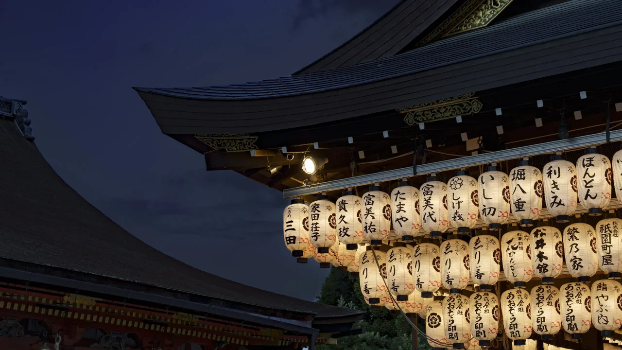 夜の闇に浮かぶ奉納提灯