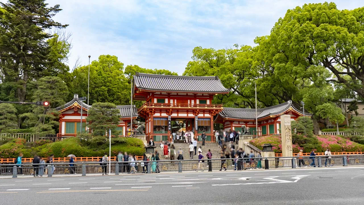 四条通から望む八坂神社の西楼門