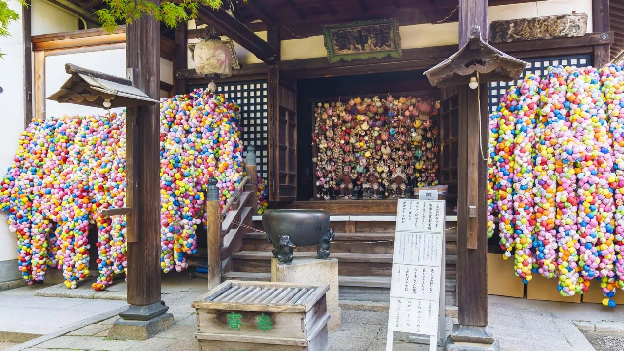 京都らしさ満点の八坂庚申堂のお堂。色鮮やなくくり猿に囲まれて良縁を願う心穏やかな時間