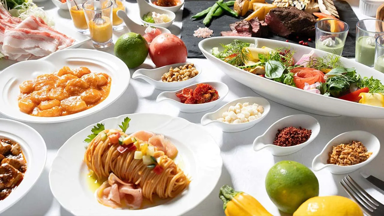 ロワジールホテル 那覇のビュッフェ。色鮮やかな新鮮野菜や贅沢な料理がずらりと並ぶ、見ているだけでお腹も心も満たされる至福のご褒美ディナー。