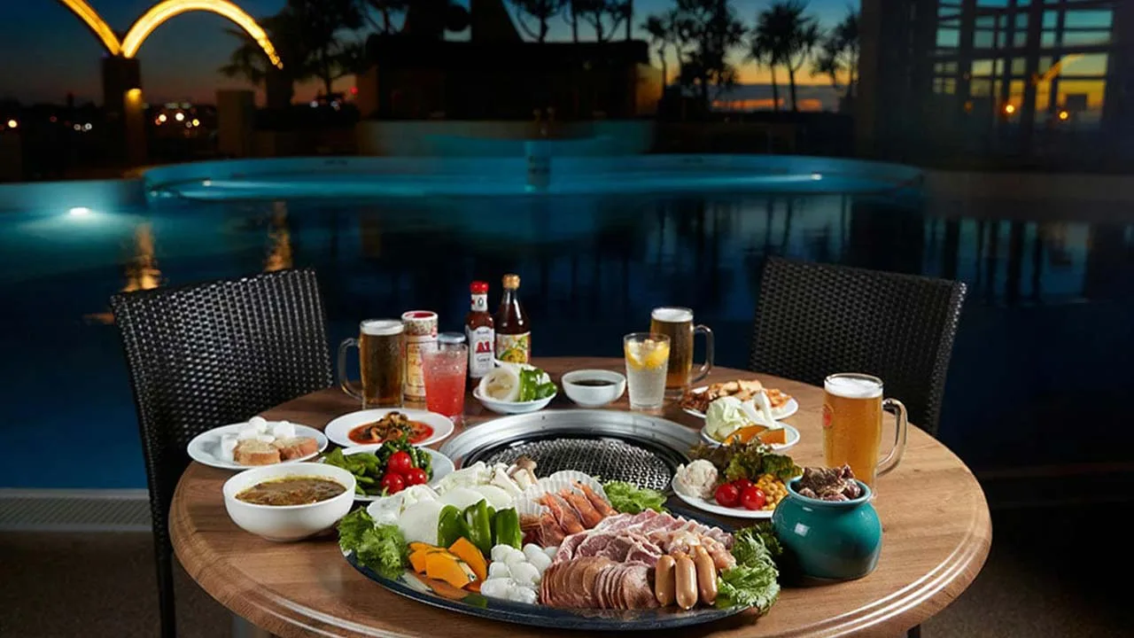 ロワジールホテル 那覇のプールサイドBBQ。ライトアップされた幻想的な夜のプールを眺めながら、冷たいビールとお肉で乾杯する最高のリゾートの夜。