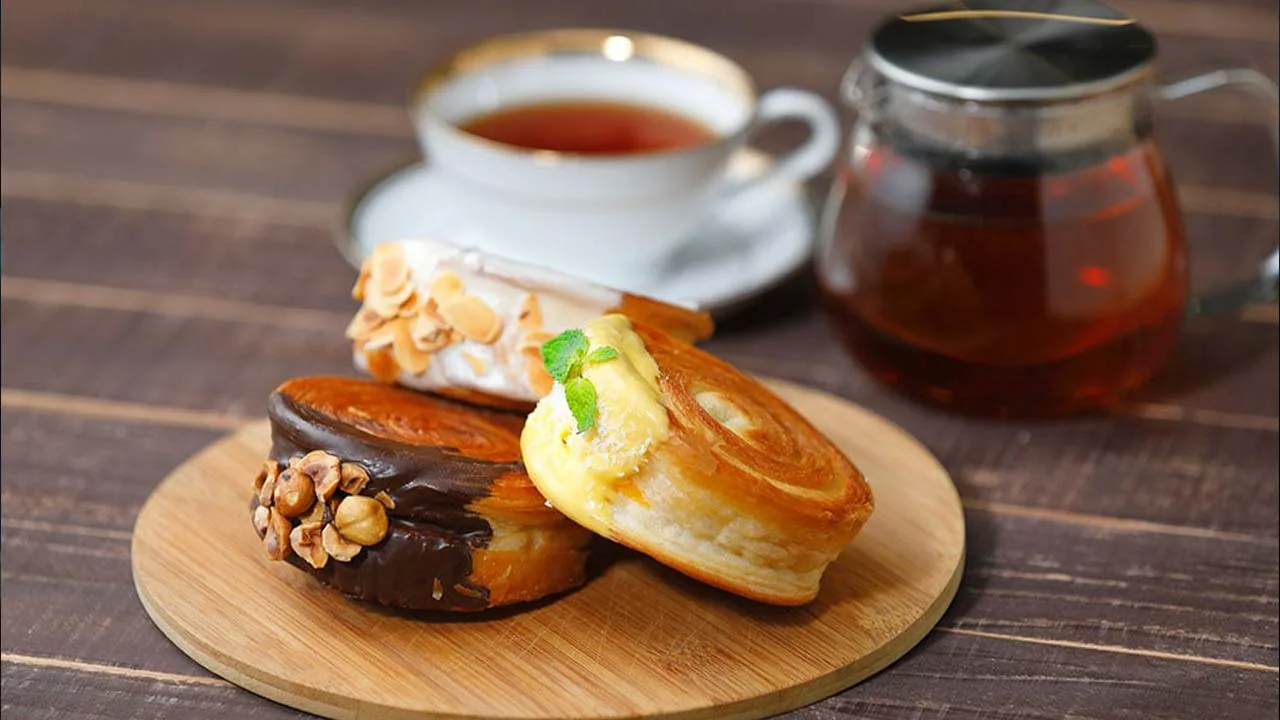 ロワジールホテル 那覇のカフェタイム。サクサクの甘いデニッシュと香り高い紅茶で、ちょっと贅沢に羽を伸ばす午後のご褒美スイーツ。