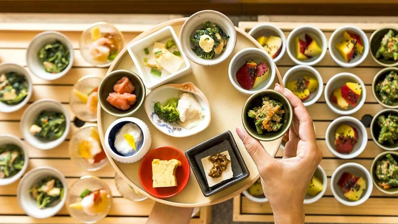 ロワジールホテル 那覇の朝食。少しずつ色々な味を楽しみたい女子の願いを叶えてくれる、小鉢に盛られた体に優しくて写真映えする可愛らしいお惣菜。
