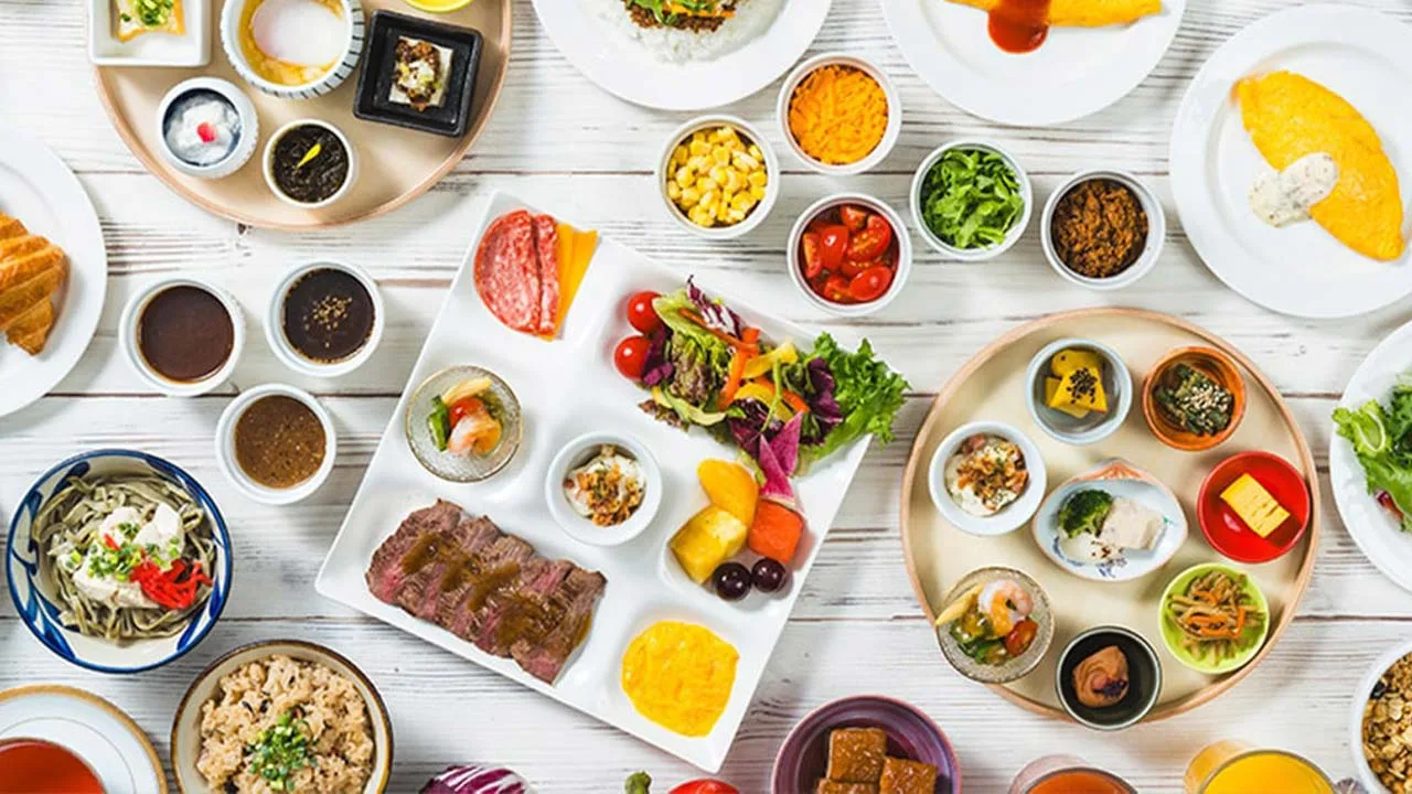ロワジールホテル 那覇の朝食ビュッフェ。色鮮やかなサラダや出来立てのお料理がテーブルいっぱいに並ぶ、一日の始まりを最高にハッピーにしてくれる豪華なモーニング。