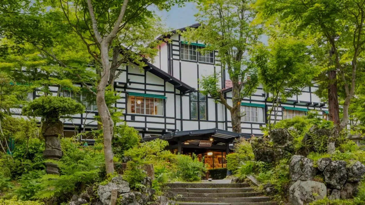 軽井沢の瑞々しい新緑に囲まれて佇む万平ホテルの憧れのクラシックな外観