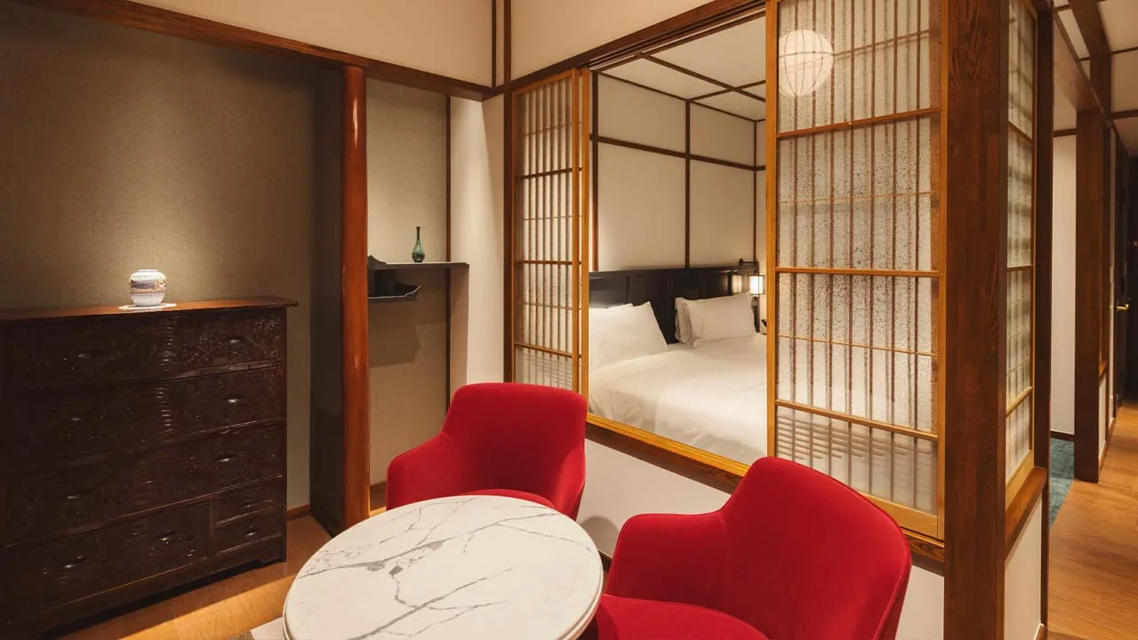 和の趣を感じる建具とモダンな寝室が心地よいおこもり時間を叶える万平ホテルのゲストルーム