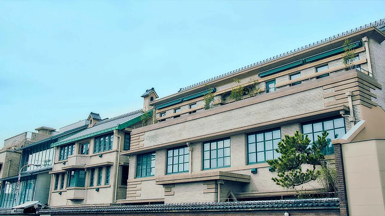 澄み切った青空に映える丸福樓の歴史とモダンが交差する美しい外観