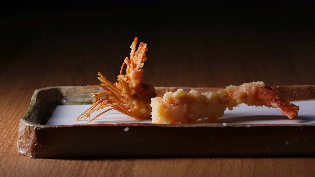 丸福樓の特別なディナーを華やかに彩る目にも美味しいサクサクの海老の天ぷら
